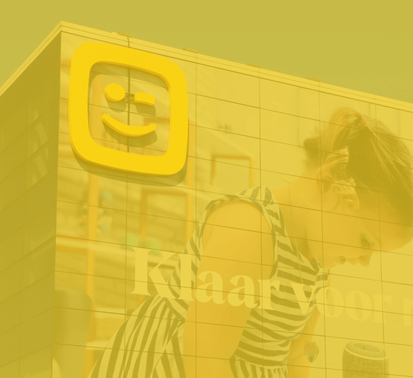 Bâtiment Telenet avec revêtement jaune