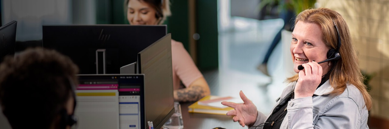 2 women working in a callcenter