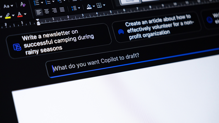 Microsoft Copilot in Word met een invoerveld om een opdracht te geven en verschillende voorgestelde prompts.