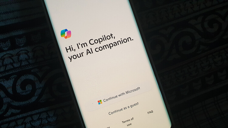 Smartphone met het welkomstscherm van Microsoft Copilot, de AI-assistent van Microsoft.