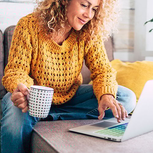 hybride-werken-woman-yellow-sweater.jpg