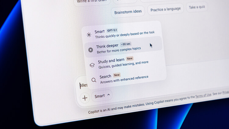 Microsoft Copilot-interface met verschillende opties voor AI-ondersteuning, zoals Smart, Think deeper, Study and learn en Search.