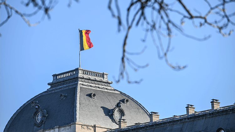 Overheids gebouw met Belgische vlag op het dak