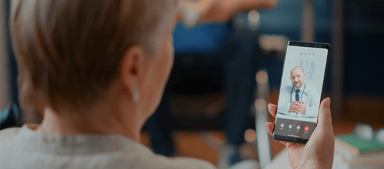 Vrouw die op mobiele telefoon belt met dokter