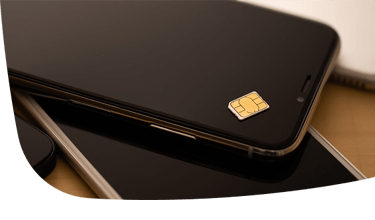 Zwarte telefoon die uitstaat met digital eSIM kaart erop