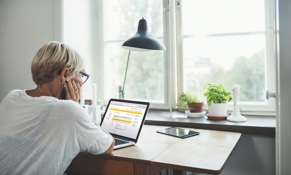 Vrouw aan laptop