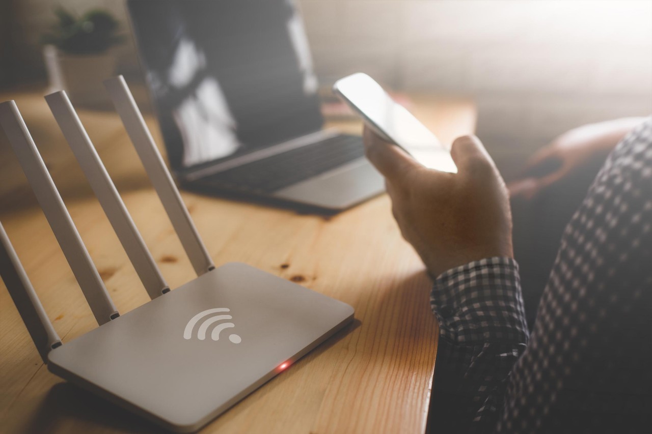 afbeelding van een wifi-pod die connecteert met de modem-router van Telenet en daardoor wifi-boosters en andere wifi-versterkers overbodig maakt.