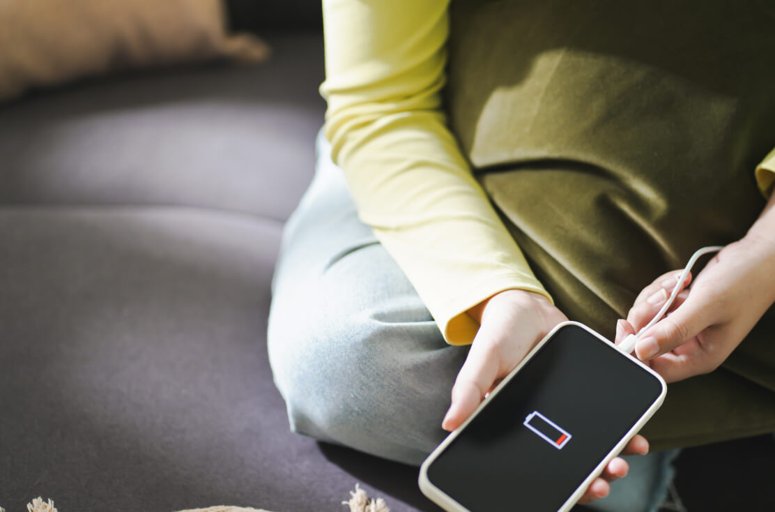 Afbeelding van een smartphone met het laadsymbool op het scherm.