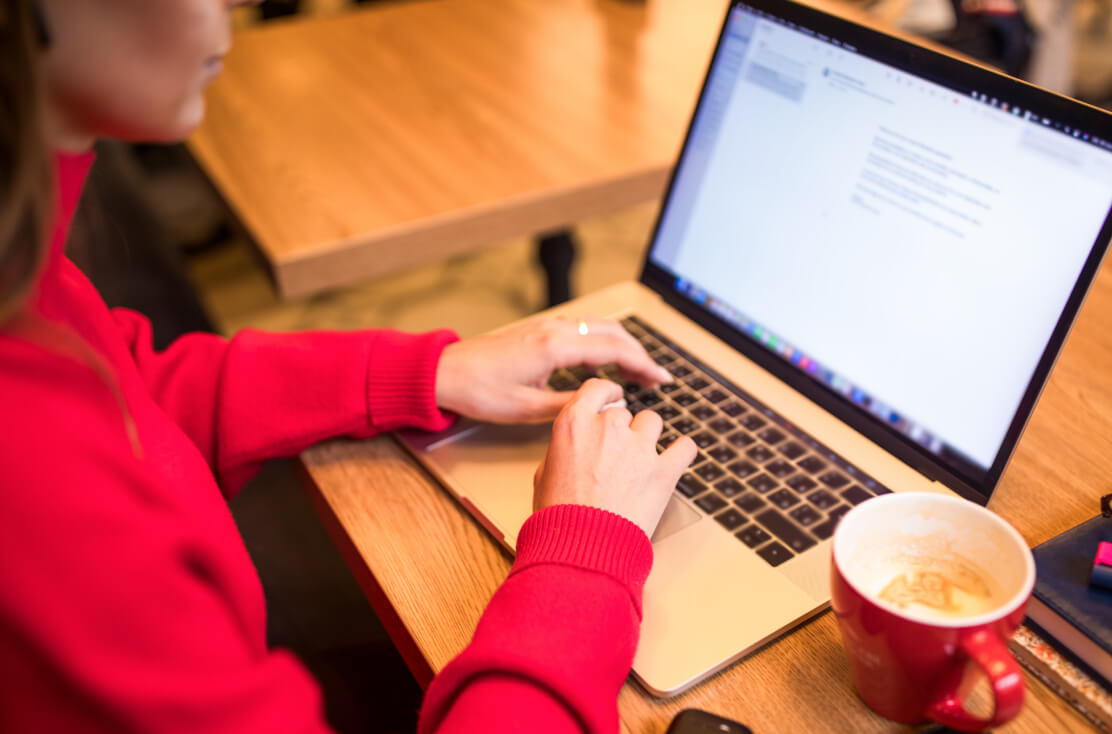 Computer waarop een Word-document openstaat