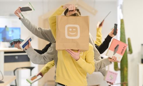 Colleague with Telenet shopping bag and several devices