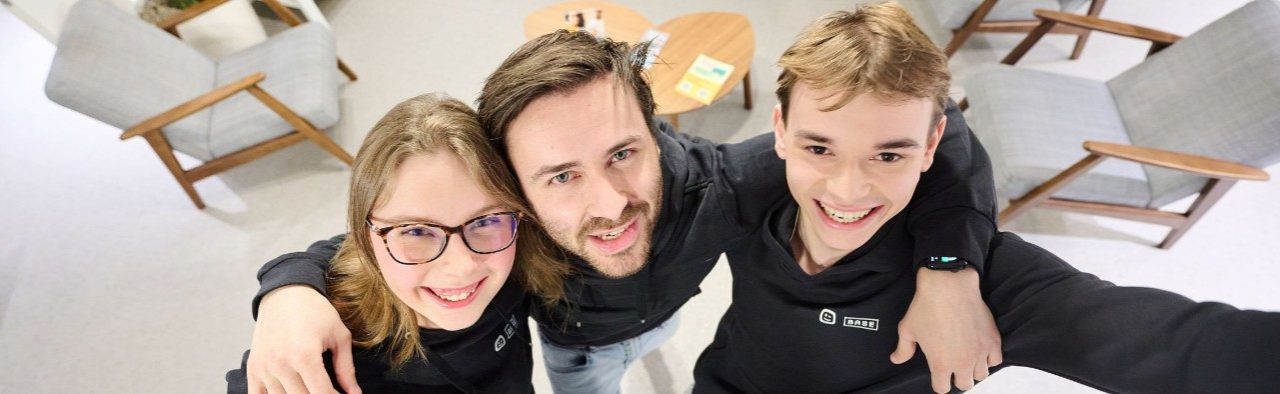 Young girl, boy and men taking a selfie in Telenet shop