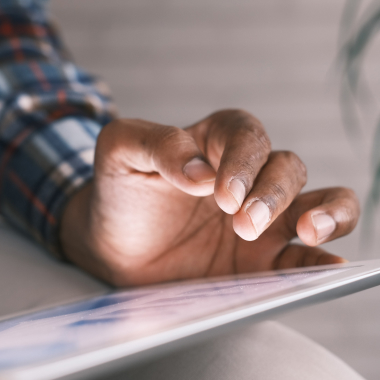 Man met tablet - duurzaamheidsverslag