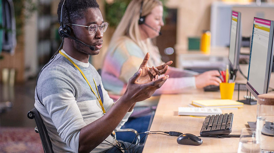 Man working in callcenter