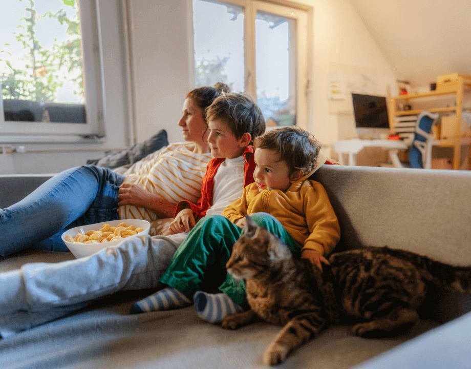 Famille regardant la télévision