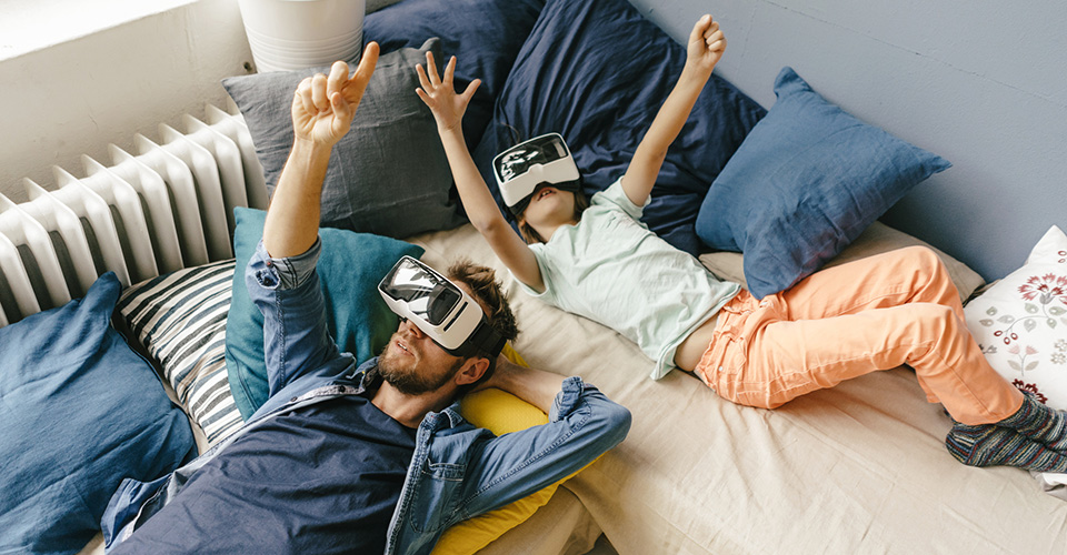 Essen, NRW, Deutschland, Vater, Sohn, Zuhause, Familie, Duo, m39, Beziehung, Junge, Papa, VR-Brille, VR, AR, Zukunft, Spiel, Erlebnis, virtuell, gemeinsam, m9 (Essen, NRW, Deutschland, Vater, Sohn, Zuhause, Familie, Duo, m39, Beziehung, Junge, Papa, V