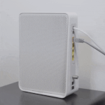 GIF waarop een coaxkabel wordt vastgedraaid in een modem met een steeksleutel