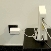 GIF waarop een modem uit het stopcontact wordt getrokken